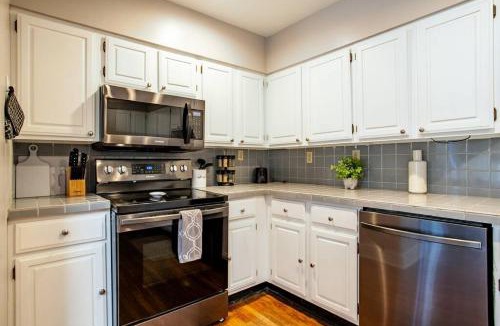 Old City Apartment | Heart of the Old City- Minutes from Market Square