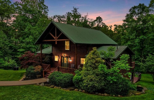 Logan Cabin | Heated Spa Pool Golf Sim Huge Game Room Hot Tub Cabin in Hocking Hills