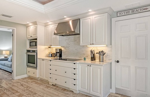Bay Isle House | Hemingway House | Serene Siesta Key Getaway with Heated Pool, Pizza Oven