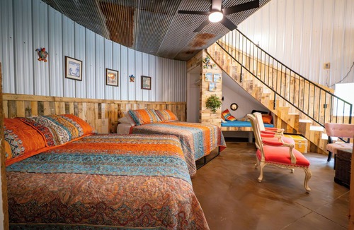 Mount Sterling Bed & Breakfast | Hermann Grain Bins BNB