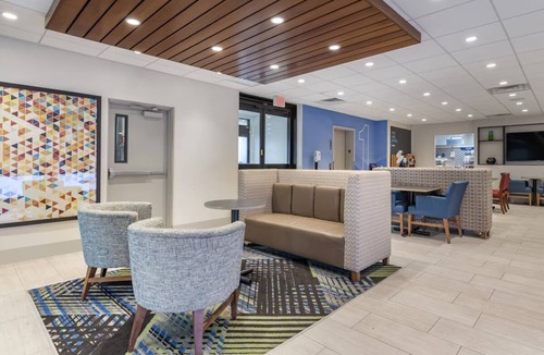 Lickdale Hotel | Hersheypark King Room Breakfast and Gym