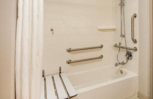 Lickdale Hotel | Hersheypark King Room Breakfast and Gym