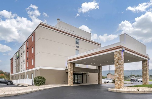 Lickdale Hotel | Hersheypark King Room Breakfast and Gym