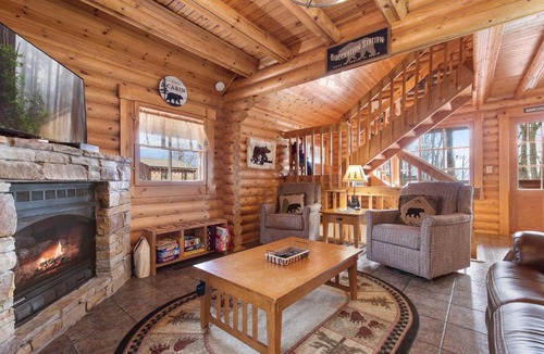 Gatlinburg House | Hibernation Station, 2 BR, Pool Access, Hot Tub, Fireplace, Sleeps 4