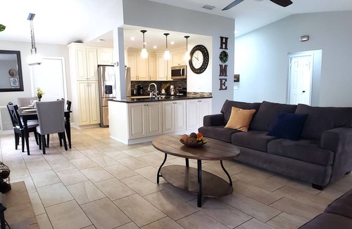 Country Oaks House | Hidden Gem Home in Sarasota w/amenities by UTC Mall and Siesta Key