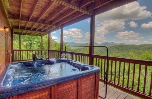 Mineral Bluff Cabin | High Expectations- Dog Friendly | Hot Tub | Stunning Views | Sleeps 10