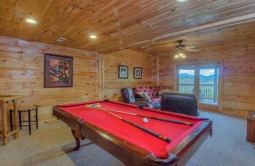 Mineral Bluff Cabin | High Expectations- Dog Friendly | Hot Tub | Stunning Views | Sleeps 10