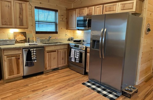 Murphy Cabin | Hiker’s Hideaway Cabin, Forest View, Hot Tub, Fast WiFi, Fireplace