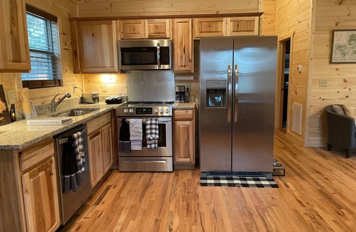 Murphy Cabin | Hiker’s Hideaway Cabin, Forest View, Hot Tub, Fast WiFi, Fireplace
