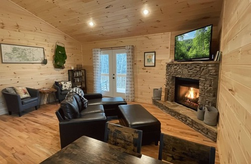 Murphy Cabin | Hiker’s Hideaway Cabin, Forest View, Hot Tub, Fast WiFi, Fireplace