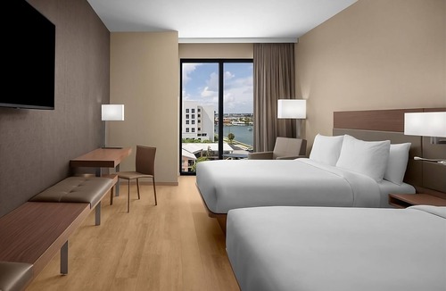 Clearwater Beach Hotel | Hiking Break at Walsingham Park! 3 Spacious Units with Sofa Beds! Parking, Pool!