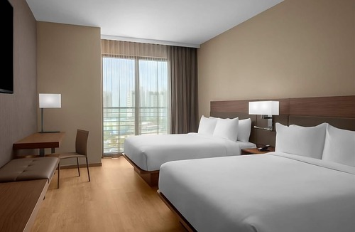 Clearwater Beach Hotel | Hiking Break at Walsingham Park! 3 Spacious Units with Sofa Beds! Parking, Pool!
