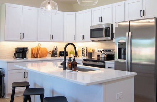 Lynchburg House | Hill City Lux Mins to LU King Bed Sleeps 8