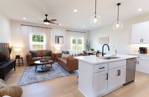 Lynchburg House | Hill City Lux Mins to LU King Bed Sleeps 8