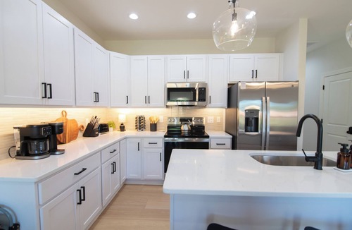 Lynchburg House | Hill City Lux Mins to LU King Bed Sleeps 8