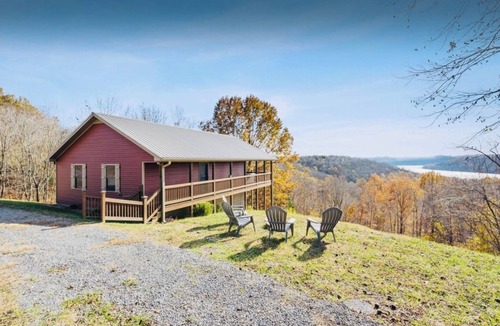 Granville Cabin | Hilltop Cabin with River View!