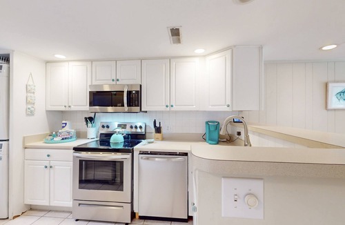 Hilton Head Island Condo | Hilton Head Cabanas condo with patio & on-site pool - walk to beach & Coligny