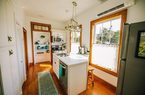 Newbern House | Historic cottage with a bright, sun-drenched interior, offering the ultimate peaceful getaway.