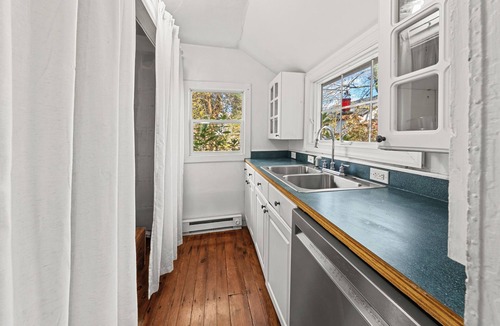 Milton House | Historic home, great yard & Walk to Dogfish Head Brewery!