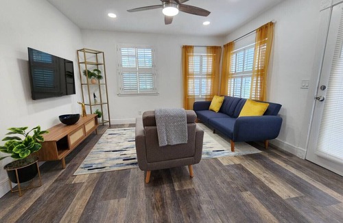 South Orange House | Historical SodoHouse DT near hospitals - Sleeps 11