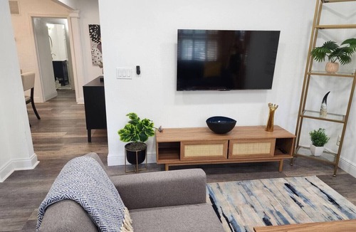 South Orange House | Historical SodoHouse DT near hospitals - Sleeps 11