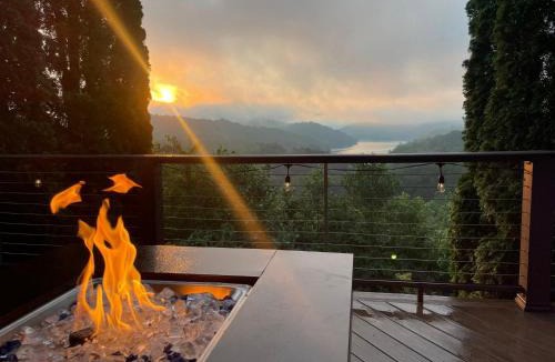 Unaka Villa | Hiwassee Lake Lodge - Private Mtn-Top Retreat - Lake Views - Sleeps 14