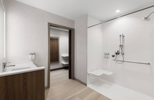 Midtown Anchorage Hotel | Holiday Inn Express And Suites Anchorage Midtown by IHG