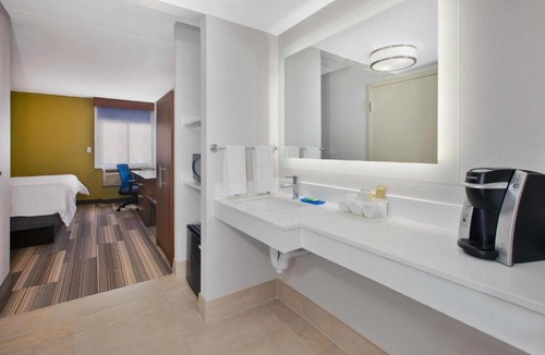 Fairfax Hotel | Holiday Inn Express Fairfax-Arlington Boulevard by IHG