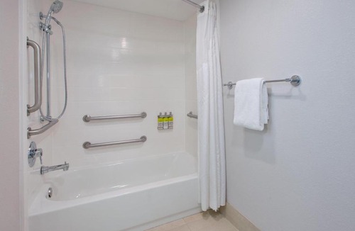 Fairfax Hotel | Holiday Inn Express Fairfax-Arlington Boulevard by IHG