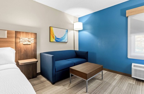 Hummelstown Hotel | Holiday Inn Express Hershey - Harrisburg Area by IHG