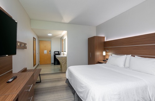 Woodbridge Hotel | Holiday Inn Express Hotel & Suites Woodbridge by IHG