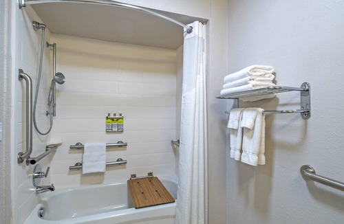 Woodbridge Hotel | Holiday Inn Express Hotel & Suites Woodbridge by IHG