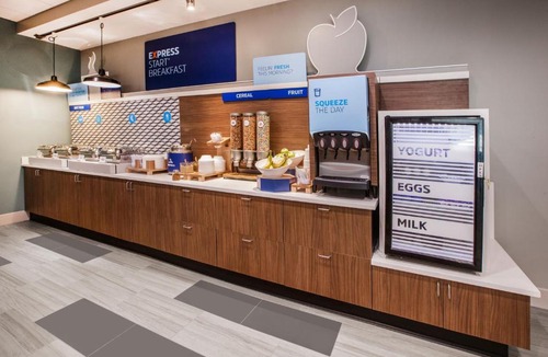 Walton Hotel | Holiday Inn Express Hotel & Suites Richwood - Cincinnati South by IHG
