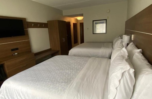 Warrenton Hotel | Holiday Inn Express Hotel & Suites Warrenton by IHG