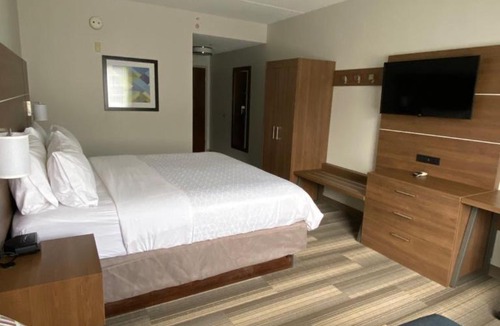 Warrenton Hotel | Holiday Inn Express Hotel & Suites Warrenton by IHG