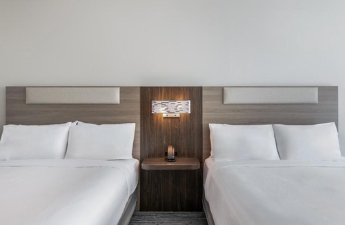 Savannah Hotel | Holiday Inn Express Savannah - Gateway by IHG