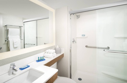 College Park Hotel | Holiday Inn Express & Suites College Park-University Area by IHG