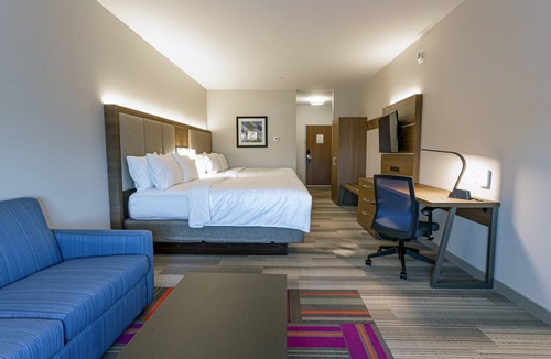 Crosswoods Hotel | Holiday Inn Express & Suites Columbus - Worthington by IHG