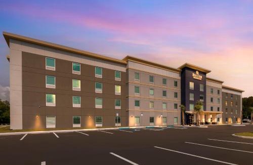 Bearss Plaza Hotel | HomeTowne Studios by Red Roof Tampa - Airport