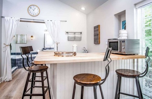 Midtown Apartment | Honeymoon Palm Suite near Higgs Beach