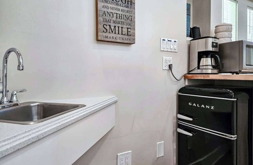 Midtown Apartment | Honeymoon Palm Suite near Higgs Beach