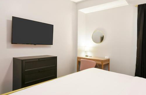 East Allegheny House | HostWise Stays - 2 King Beds, Free Street Parking, North Side Gem