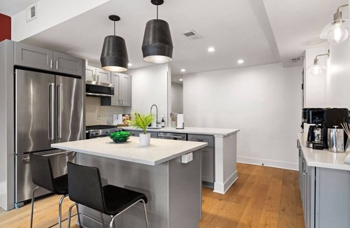 Central Northside Apartment | ★HostWise Stays★ Exposed Beams, Modern Vintage War Streets Charmer!