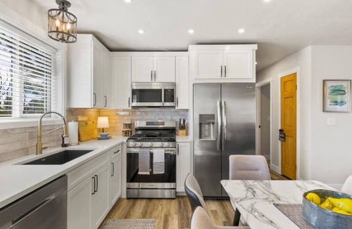 Monument House | HOT TUB, Newly Remodeled, Mountain views, Walk to Downtown!