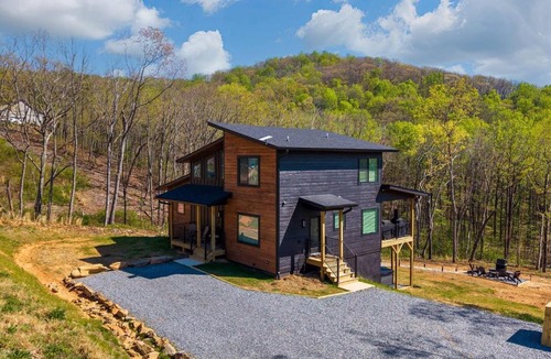 Talking Rock House | Hot Tub Pizza Oven Sleeps 12 Game Room Pets