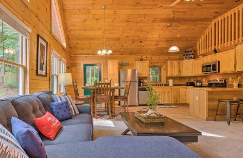Lake Lure Cabin | Hot Tub Soaks! 'Moonshine Manor' Near Lake Lure