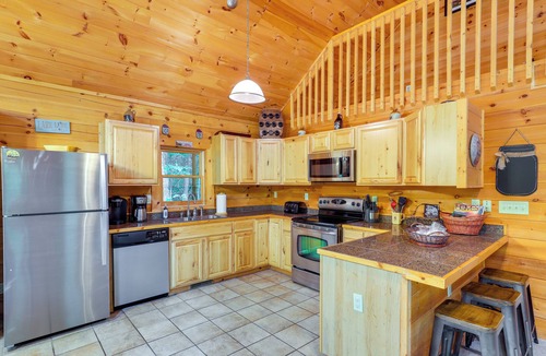 Lake Lure Cabin | Hot Tub Soaks! 'Moonshine Manor' Near Lake Lure