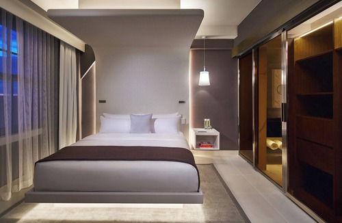 Downtown Washington D.C. Hotel | Hotel Washington | Corner King Spa Suite | Monument Views in a Stylish Room
