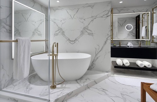 Downtown Washington D.C. Hotel | Hotel Washington | Corner King Spa Suite | Monument Views in a Stylish Room