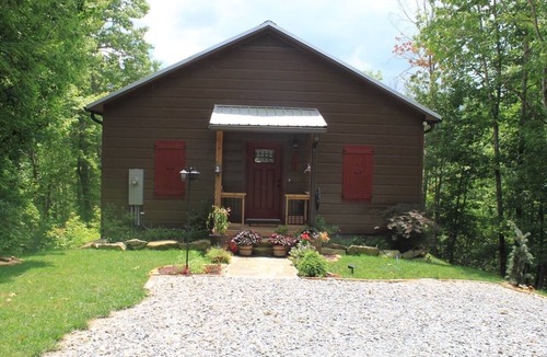 Almond Cabin | Hound Dog Heaven a peaceful mountain retreat